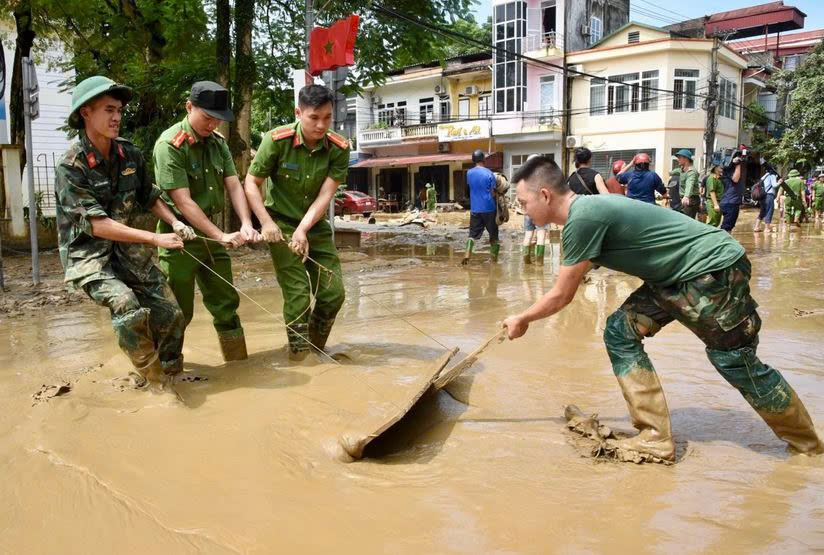 Các lực lượng vũ trang đã không quản hiểm nguy, sẵn sàng lao vào dòng nước lũ để cứu tính mạng, tài sản của người dân.